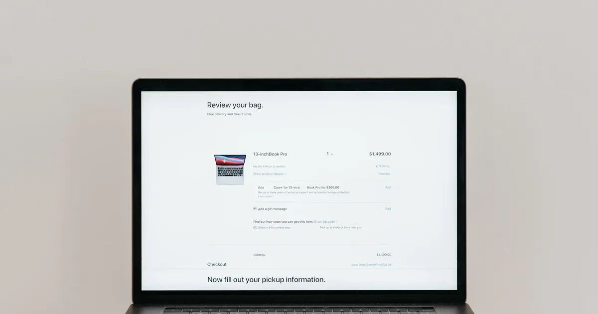 Équipe de professionnels analysant la maquette d'une refonte de site web sur écran