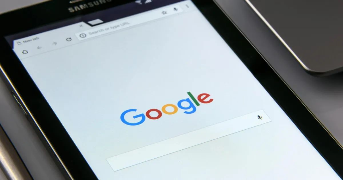 Téléphone affichant une application de navigation cartographique pour illustrer le SEO local