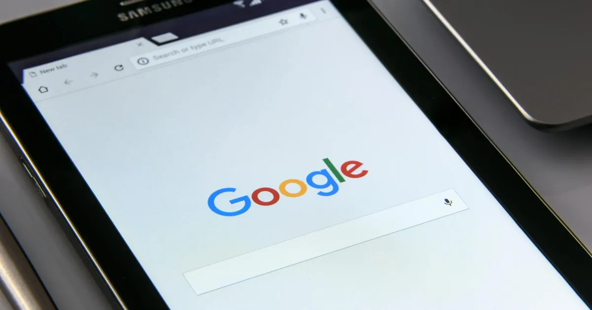 Téléphone affichant une application de navigation cartographique pour illustrer le SEO local