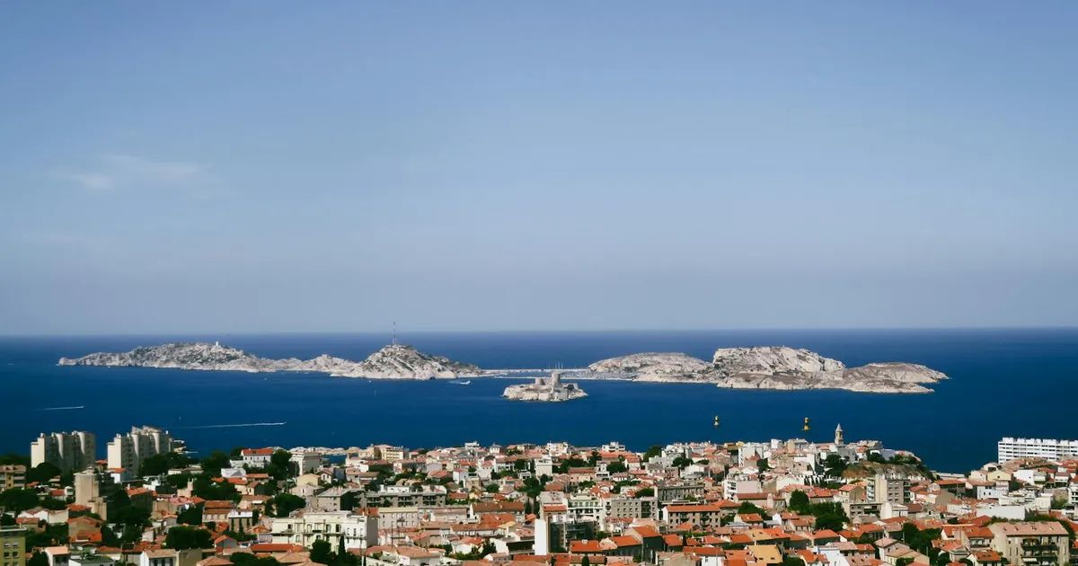 Vue aérienne de la côte de Marseille et de l'archipel du Frioul illustrant le SEO local en PACA