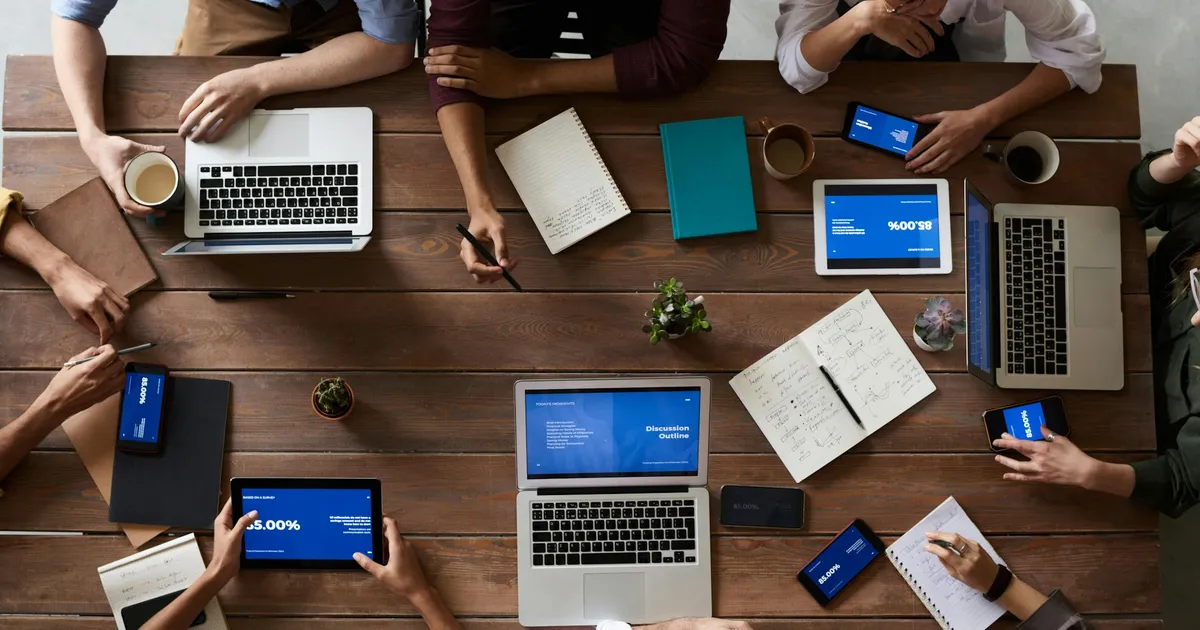 Equipe de professionnels analysant une strategie digitale sur ecran