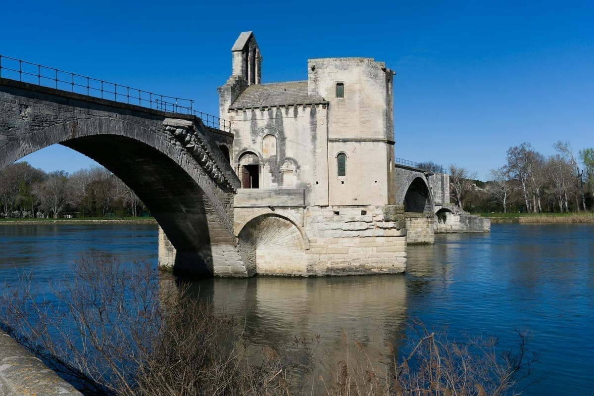 dirigeant avignonnais préparant sa stratégie web près des remparts historiques