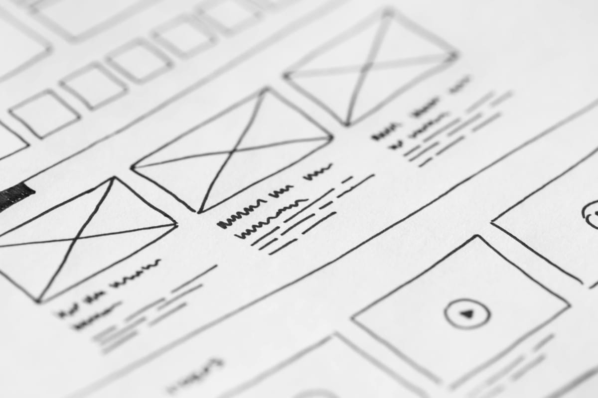 maquette de site vitrine affichée sur ordinateur avec wireframes et notes client