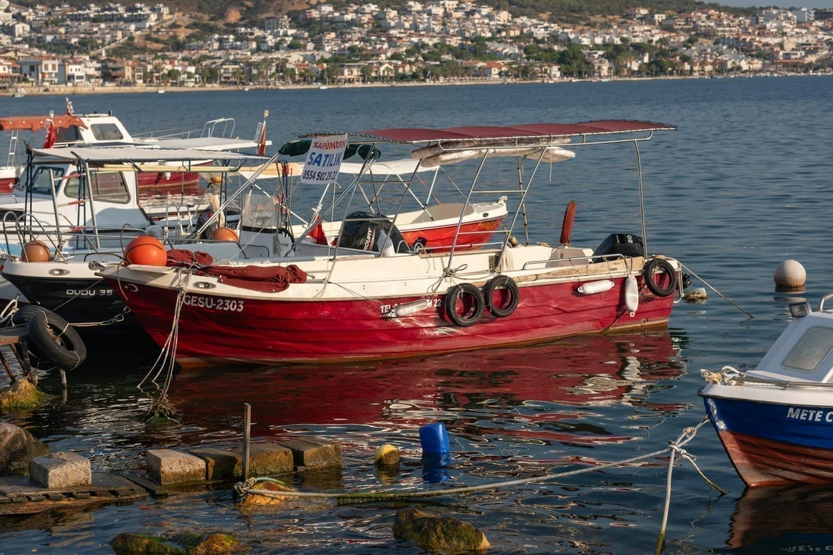artisan de Martigues préparant son futur site web avec photos de réalisations
