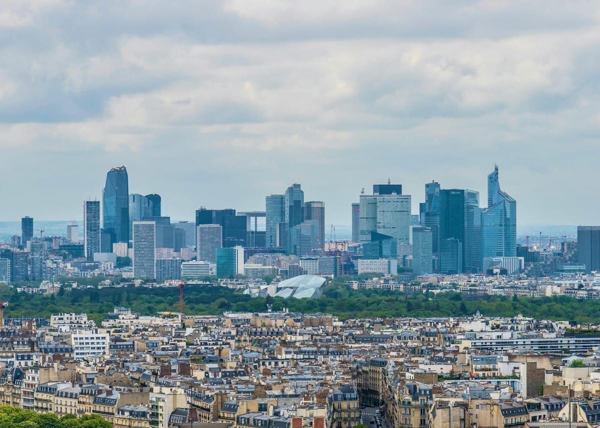 dirigeant parisien comparant ses demandes web sur un tableau de bord clair