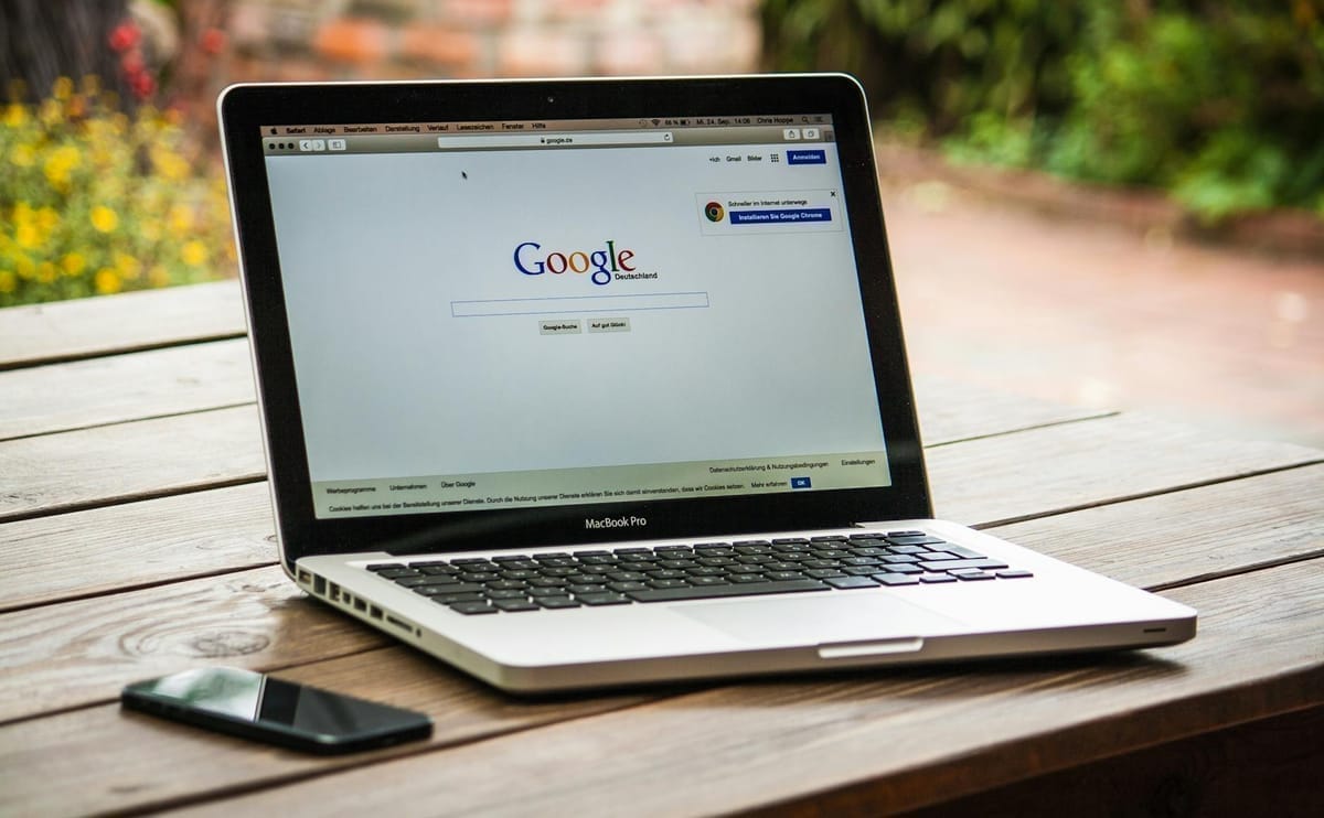 gestionnaire Google Ads suivant clics, budget et appels entrants sur tableau clair