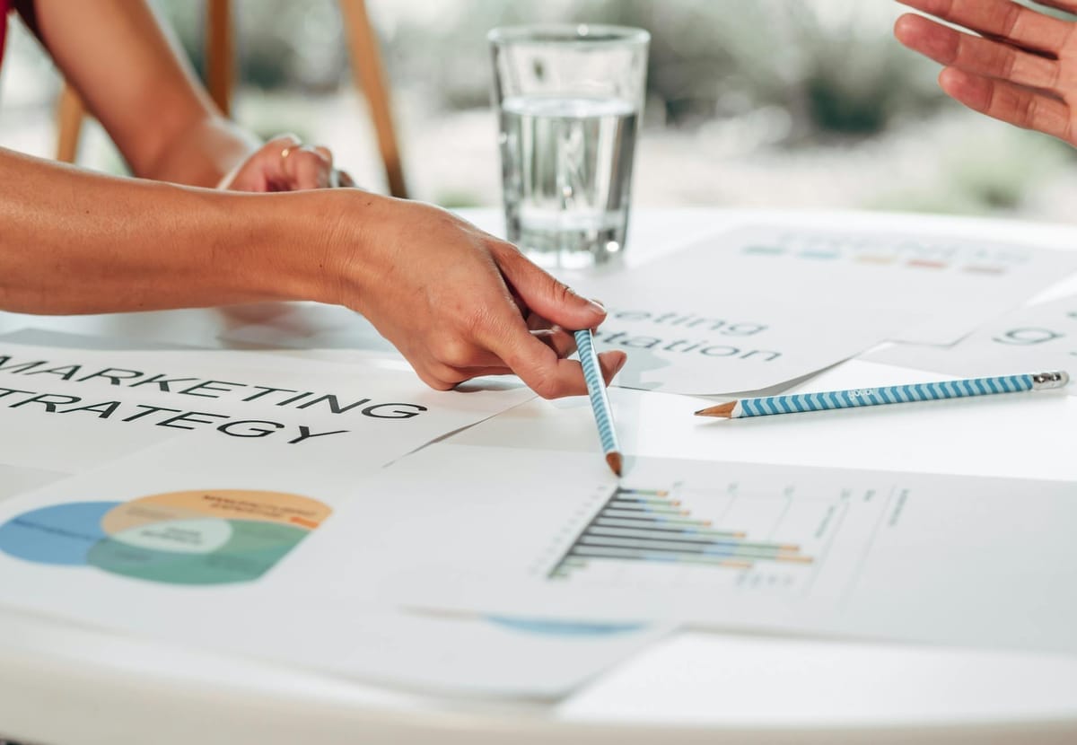analyse d'une stratégie marketing avec graphiques et notes manuscrites sur table claire