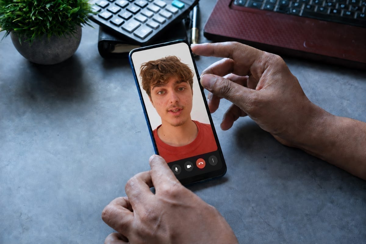appel visio sur smartphone avec un conseiller WebZenon, interlocuteur unique